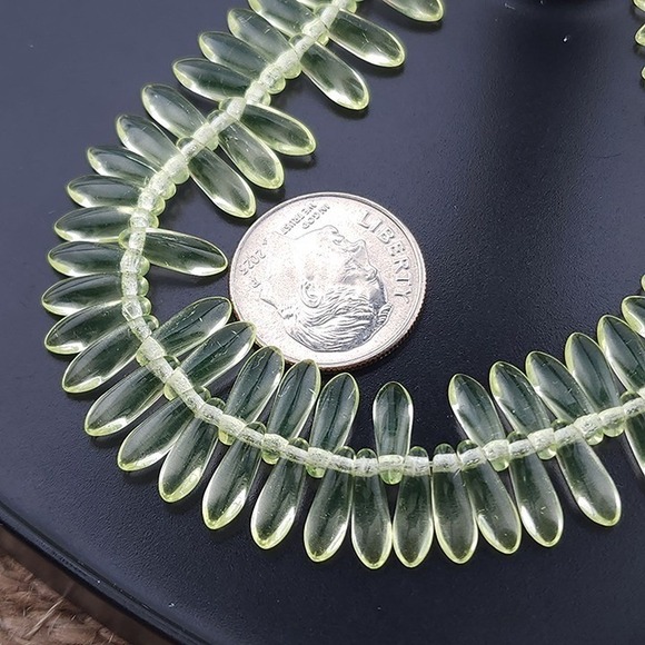 100pcs Czech Glass Dagger Beads, Uranium Glass, UV light reactive - Picture 5 of 8